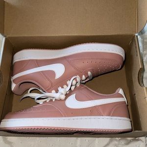 Womens Nike sneaker 🌟 Brand new!